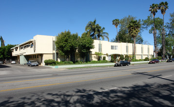 Woodcrest Apartments in Van Nuys, CA - Building Photo - Building Photo