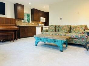 23348 Hatteras St, Unit 1 bedroom in Woodland Hills, CA - Building Photo - Building Photo