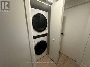 106 Woodpark Pl in Newmarket, ON - Building Photo - Building Photo