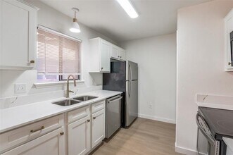 5550 Spring Valley Rd in Dallas, TX - Building Photo - Building Photo