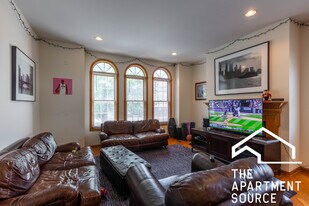 2743 N Southport Ave, Unit 1N in Chicago, IL - Building Photo