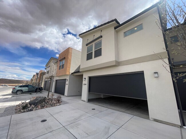 2294 E Alexander Ln in Saint George, UT - Building Photo - Building Photo