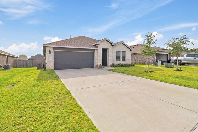 127 Walnut Hl Ct in Anahuac, TX - Building Photo - Building Photo
