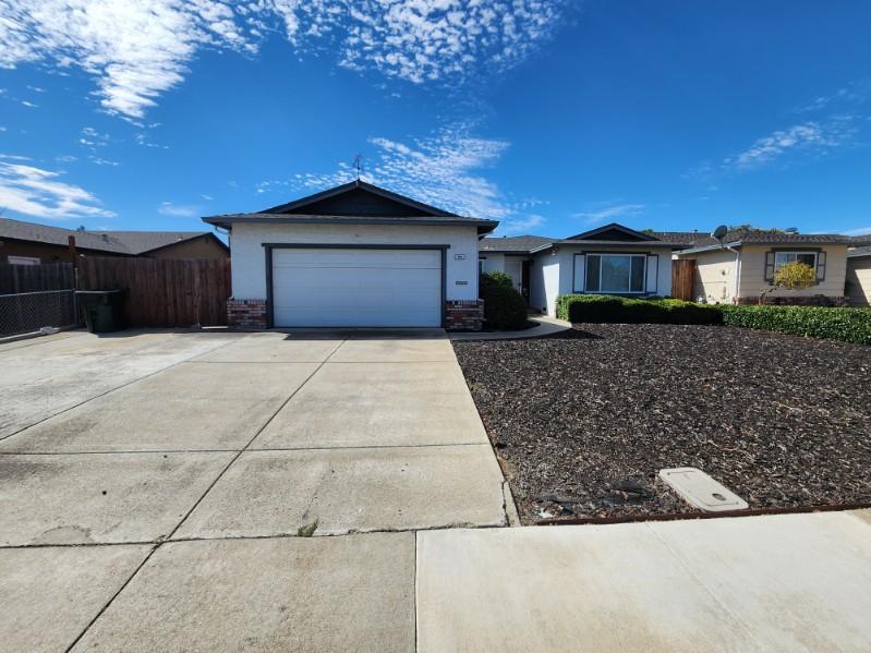 324 Brookside Dr in Antioch, CA - Building Photo