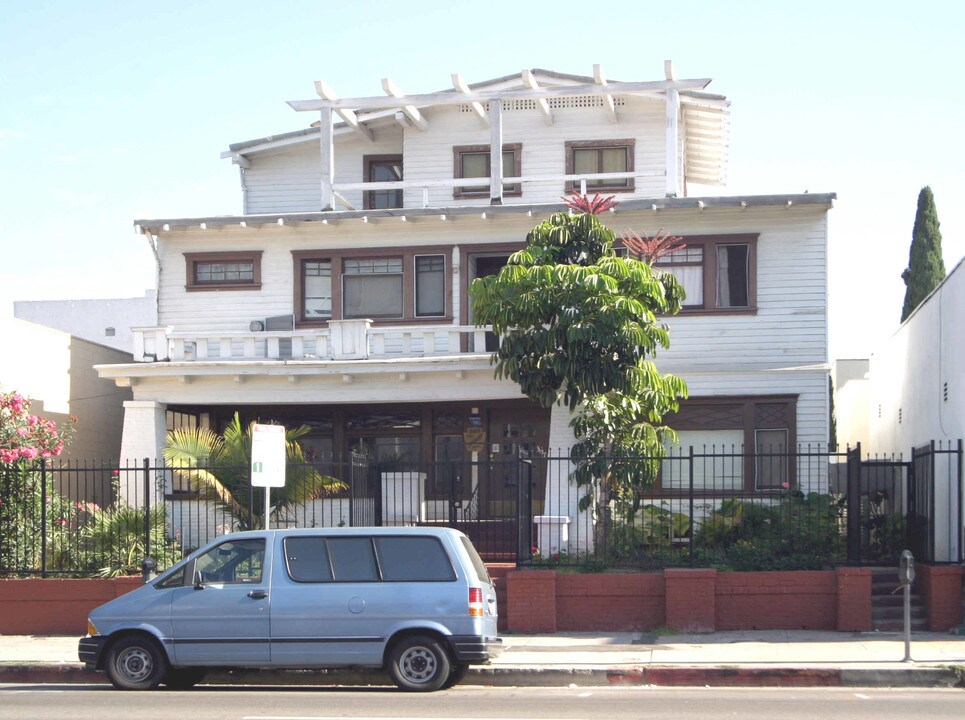 3073 W Pico Blvd in Los Angeles, CA - Building Photo