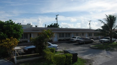 Golden Coach Apartments in Miramar, FL - Building Photo - Building Photo