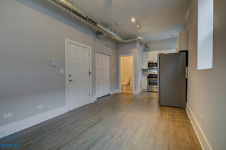 1040 W 18th St, Unit 3F in Chicago, IL - Building Photo - Building Photo