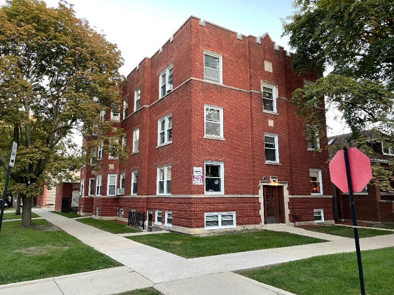 3621 W Roscoe St in Chicago, IL - Building Photo