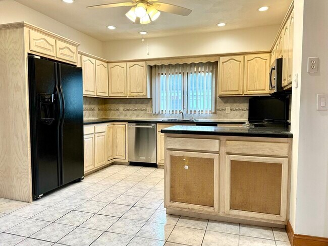 36 Oakes St in Everett, MA - Building Photo - Building Photo