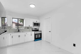 1041 NW 199th St in Miami, FL - Building Photo - Building Photo