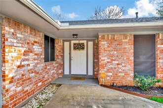 5002 Old Castle Ln in Dickinson, TX - Building Photo - Building Photo