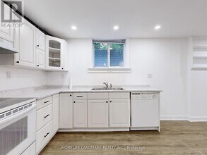 58 London Rd in Newmarket, ON - Building Photo - Building Photo