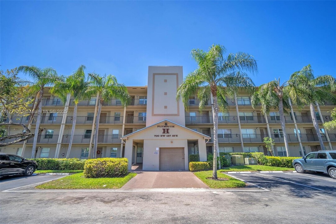 1200 SW 130th Ave in Pembroke Pines, FL - Building Photo