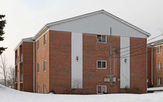 2455 Montana Ave in Cincinnati, OH - Foto de edificio - Building Photo