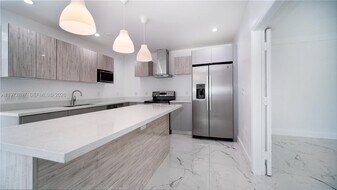 11690 SW 81st Rd in Pinecrest, FL - Building Photo