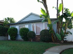 702-704 Begonia Ave in Corona Del Mar, CA - Building Photo