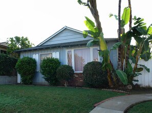 702-704 Begonia Ave in Corona Del Mar, CA - Foto de edificio - Building Photo