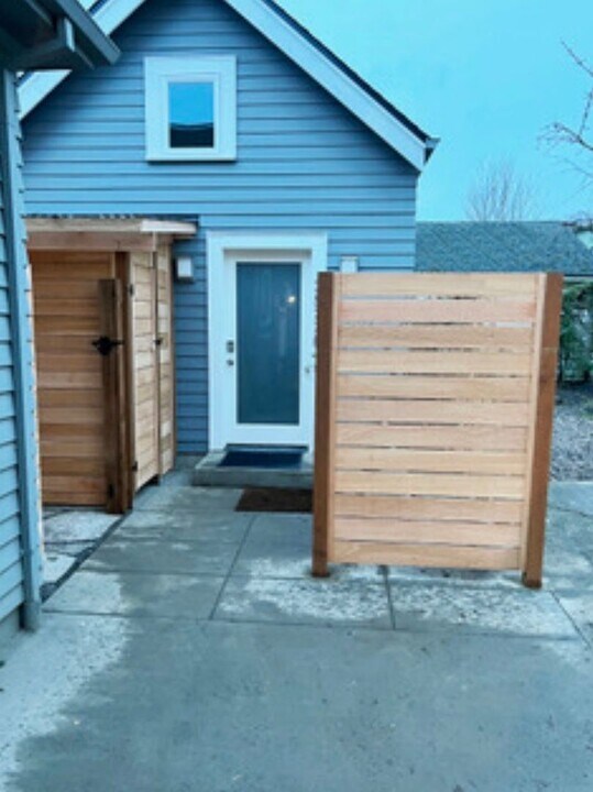 3577 NE Knott St in Portland, OR - Building Photo