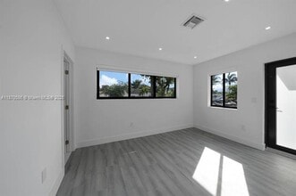 1103 SW 12th St in Miami, FL - Foto de edificio - Building Photo