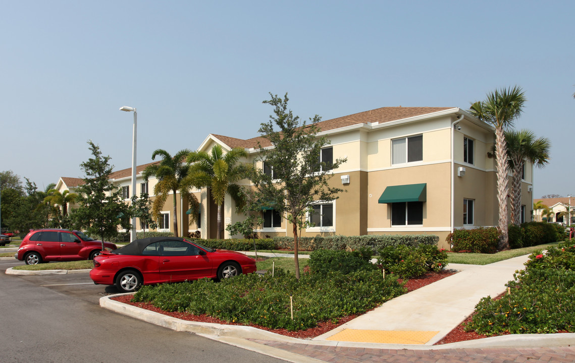 Dixie Court Apartments I, II & III in Fort Lauderdale, FL - Foto de edificio