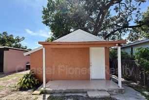 2106 N Himes Ave in Tampa, FL - Building Photo