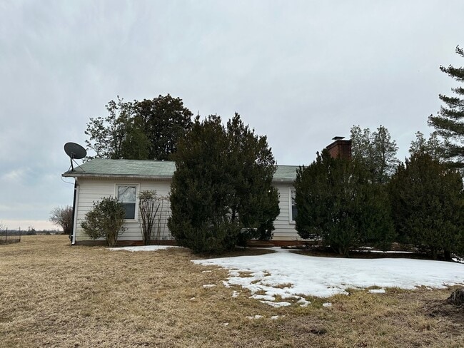 1135 Round Hill Dr in Charlottesville, VA - Building Photo - Building Photo