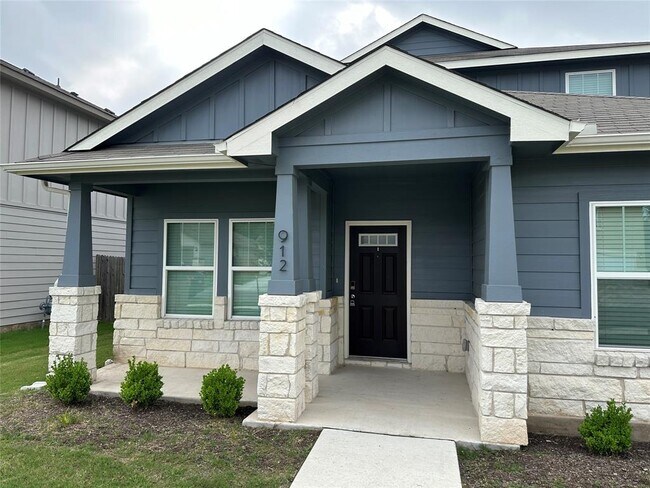912 Main St in Hutto, TX - Foto de edificio - Building Photo