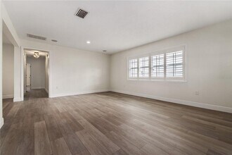 5009 W Neptune Way in Tampa, FL - Building Photo - Building Photo