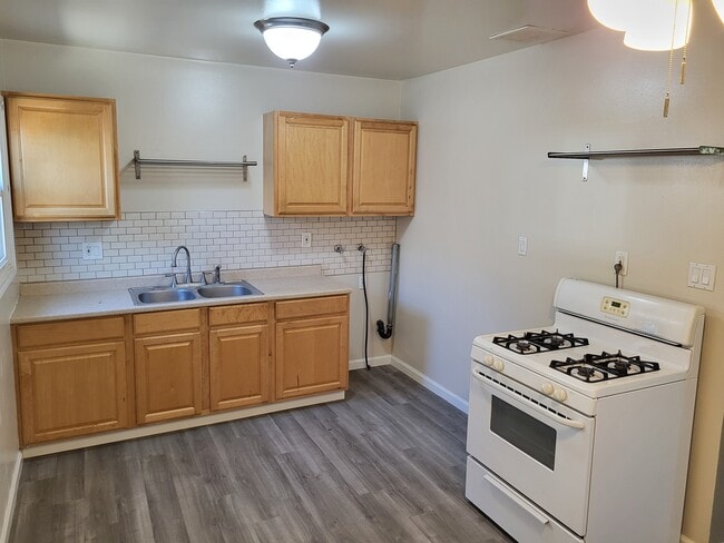 4092 Green Ave in Los Alamitos, CA - Foto de edificio - Building Photo