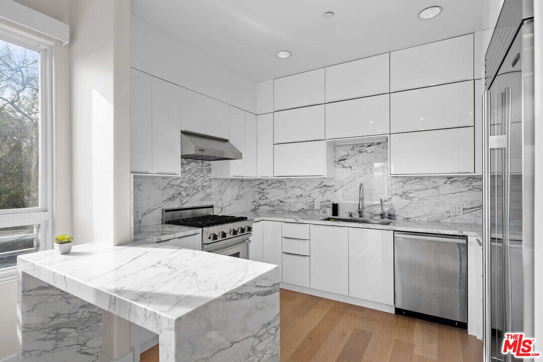 438 Arnaz Dr in Los Angeles, CA - Building Photo