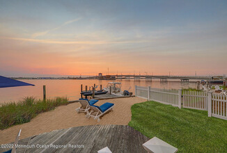 306 Old Bridge St in Mantoloking, NJ - Foto de edificio - Building Photo