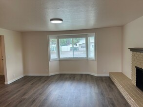 1685 S Bertelsen Rd in Eugene, OR - Building Photo - Building Photo