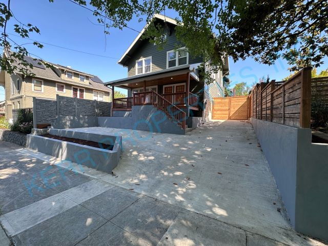 property at 2425 SE Lincoln St