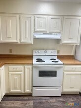 1133 Ashby St in Seguin, TX - Foto de edificio - Building Photo