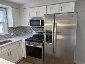 321 Budlong Rd in Cranston, RI - Building Photo - Building Photo