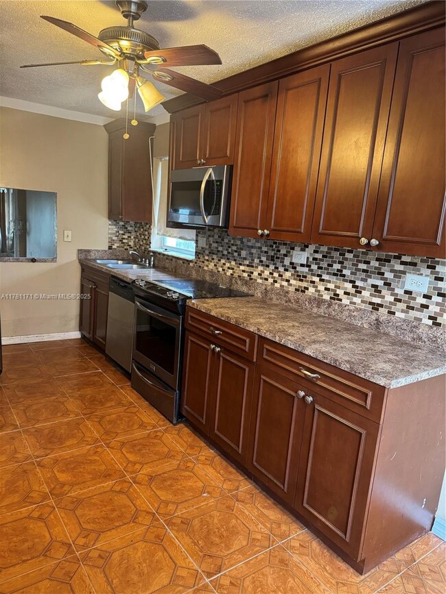 6150 NW 62nd St in Tamarac, FL - Building Photo - Building Photo