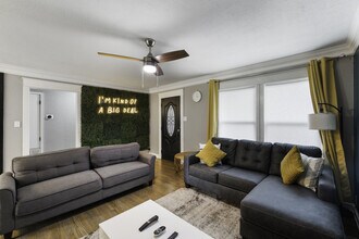 415 Circle Dr in Saskatoon, SK - Building Photo - Building Photo