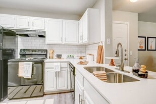 The Oaks at Hampton in Dallas, TX - Building Photo