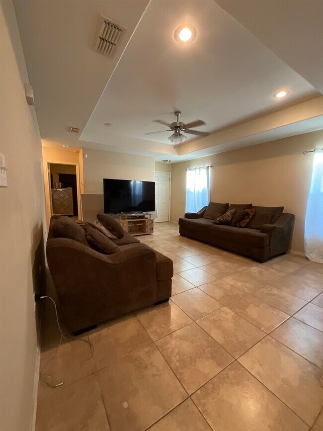 6104 Monaguillo Dr in Laredo, TX - Building Photo - Building Photo