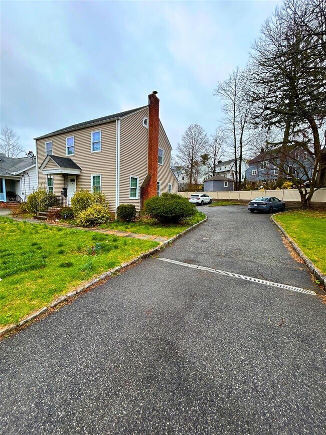 21 Pleasantville Rd in Ossining, NY - Building Photo - Building Photo