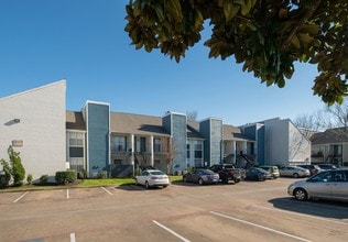 Whispering Winds in Pearland, TX - Building Photo - Building Photo