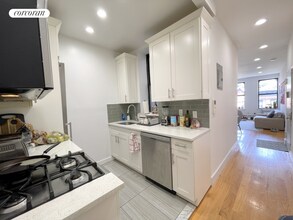 496 Manhattan Ave in New York, NY - Building Photo - Building Photo