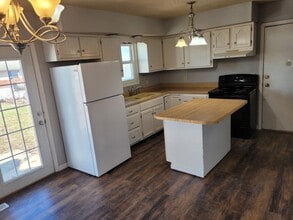 1832 Stonehenge Rd in Springfield, IL - Building Photo - Building Photo