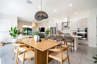 4408 NW 80th Ave in Doral, FL - Building Photo - Building Photo