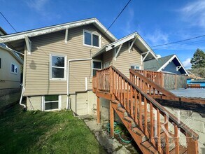 1217 4th St in Bremerton, WA - Foto de edificio - Building Photo