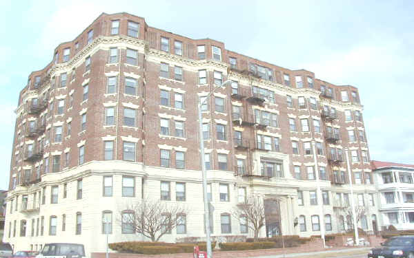 The Breakers in Lynn, MA - Building Photo