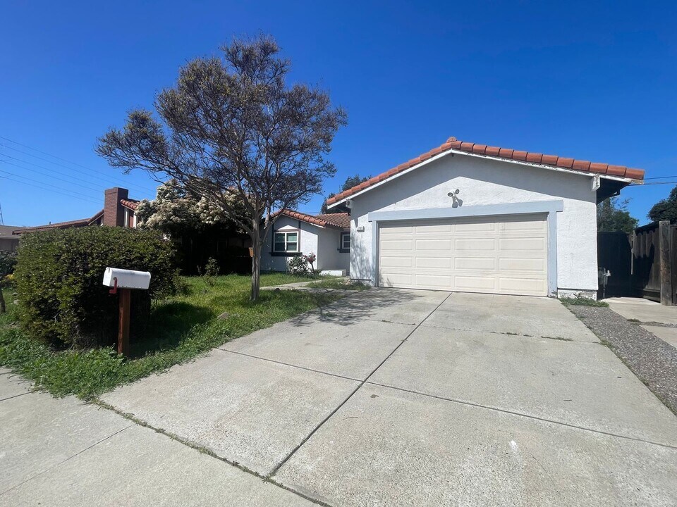1709 Bermuda Way in Antioch, CA - Foto de edificio