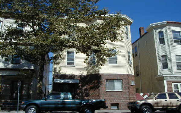 166 Chelsea St in East Boston, MA - Foto de edificio