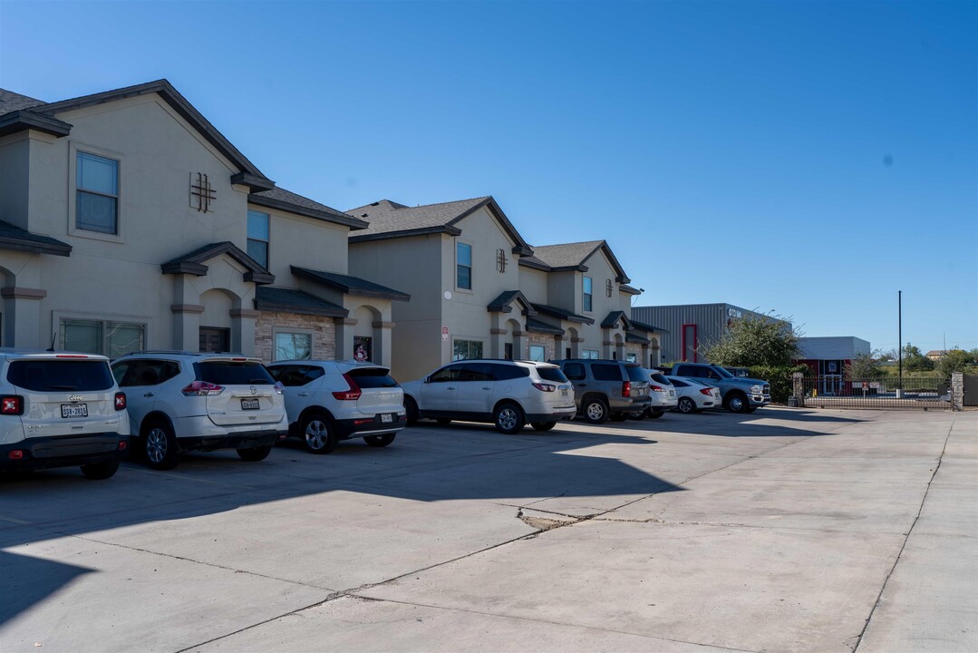 401 International Blvd in Laredo, TX - Building Photo