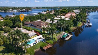 950 Galleon Dr in Naples, FL - Building Photo